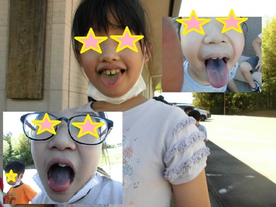 子どもたちが、かき氷を食べて舌がシロップの色に変わっているのを見せびらかしている写真