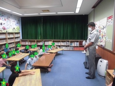 救急士の方の話を真剣に聞く子供たちの写真