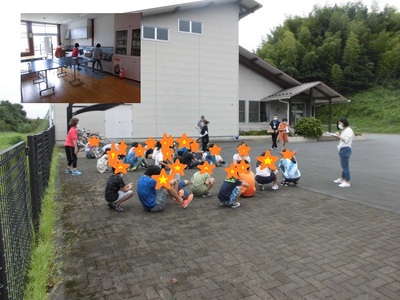 バケツリレーをする先生たち、児童館の外で先生のお話に耳を傾ける児童らの写真