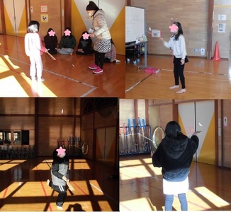 先生と一緒にはねつきで遊ぶ子供たちの写真
