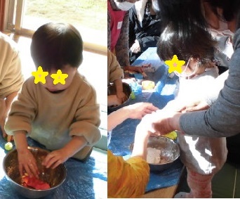 食紅も入れて色を赤くした小麦粉粘土をこねる子どもと、ママと一緒に捏ねるのをお手伝いする子どもの写真