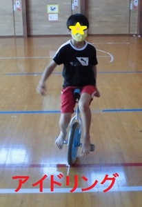子どもが一輪車でアイドリングをしている写真