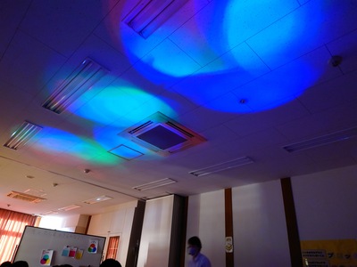 コップの光が天井に映り色の変化を見る写真