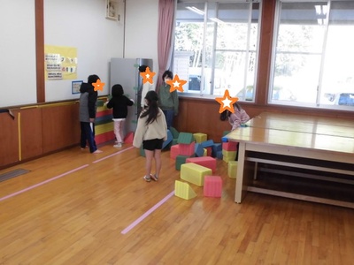 大きめのブロック遊具を仕分けしている様子の写真