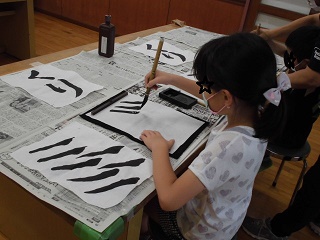 女の子が書道の練習をしている写真