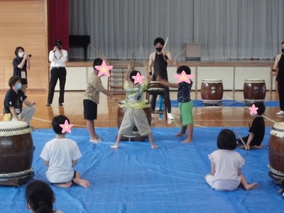 交代で和太鼓の演奏を発表している先生と子供たちの写真