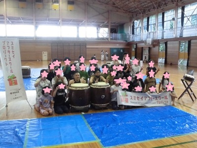 和太鼓演奏のプロの方と一緒に記念撮影している先生と子供たちの写真