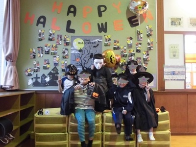 ハロウィンの仮装をして記念撮影している子供たちの写真