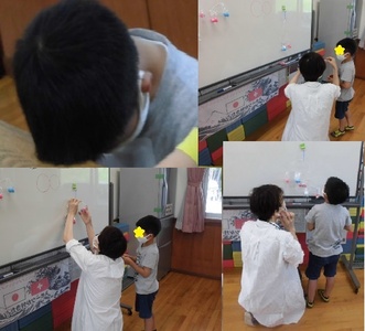 先生が一人の子どもに実験を手伝っている写真