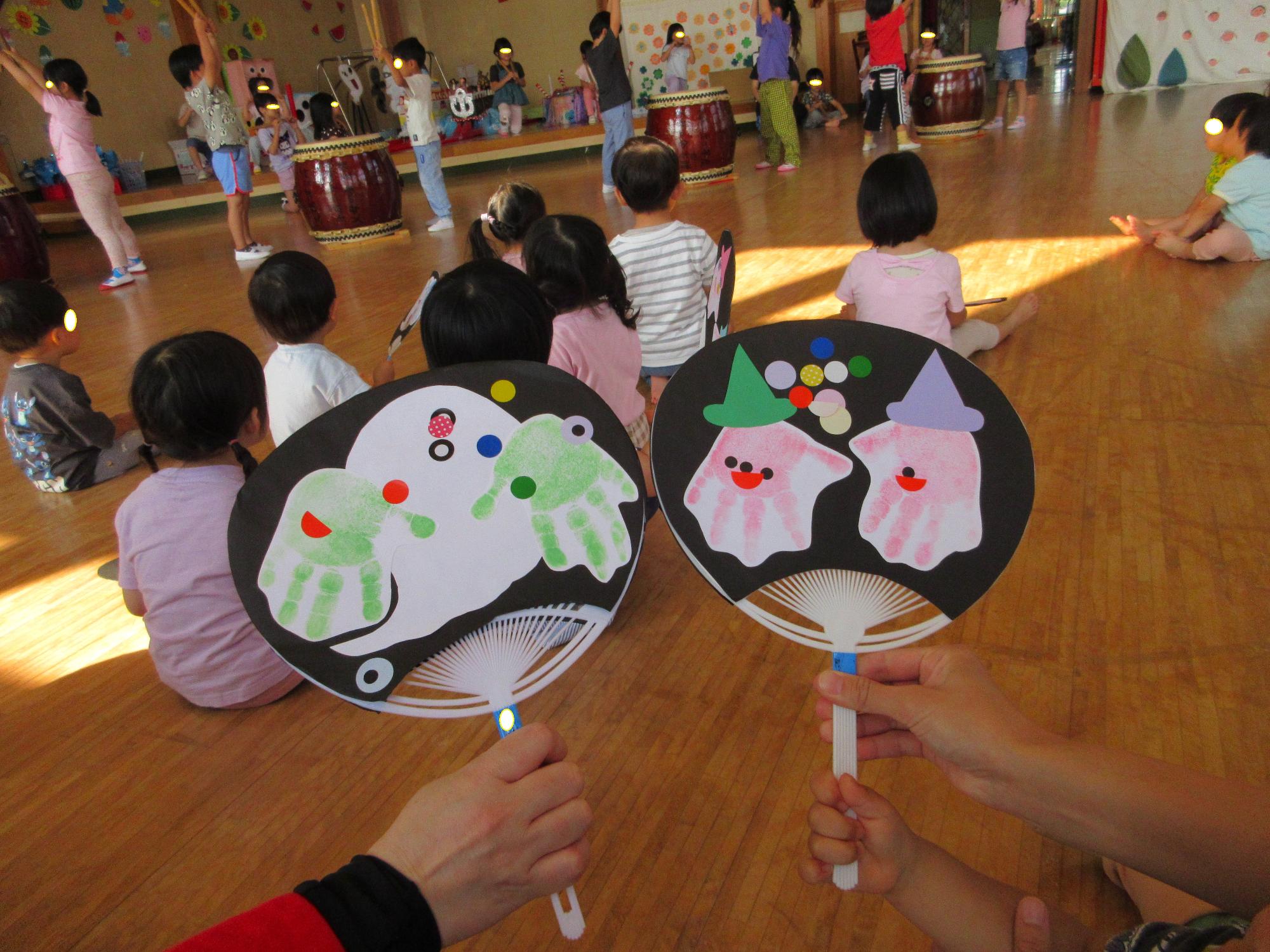 2歳児はおばけのうちわです。