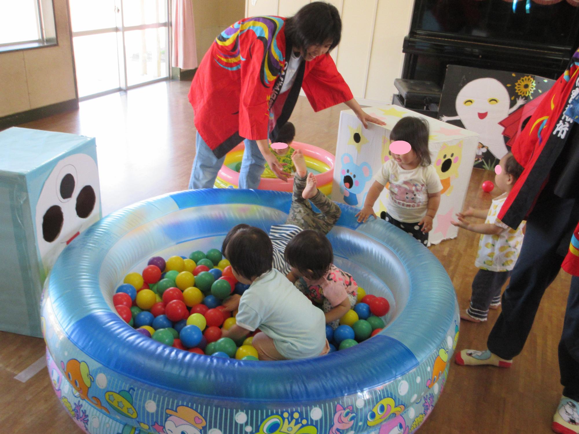 小さなお友達がボールのたくさん入ったプールで遊んでいます。
