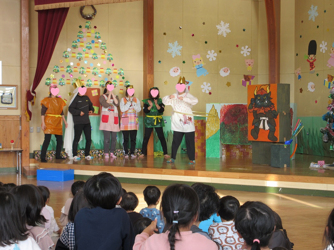 フラフープを回す職員