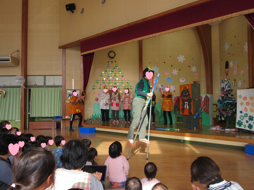 竹馬をみせる職員