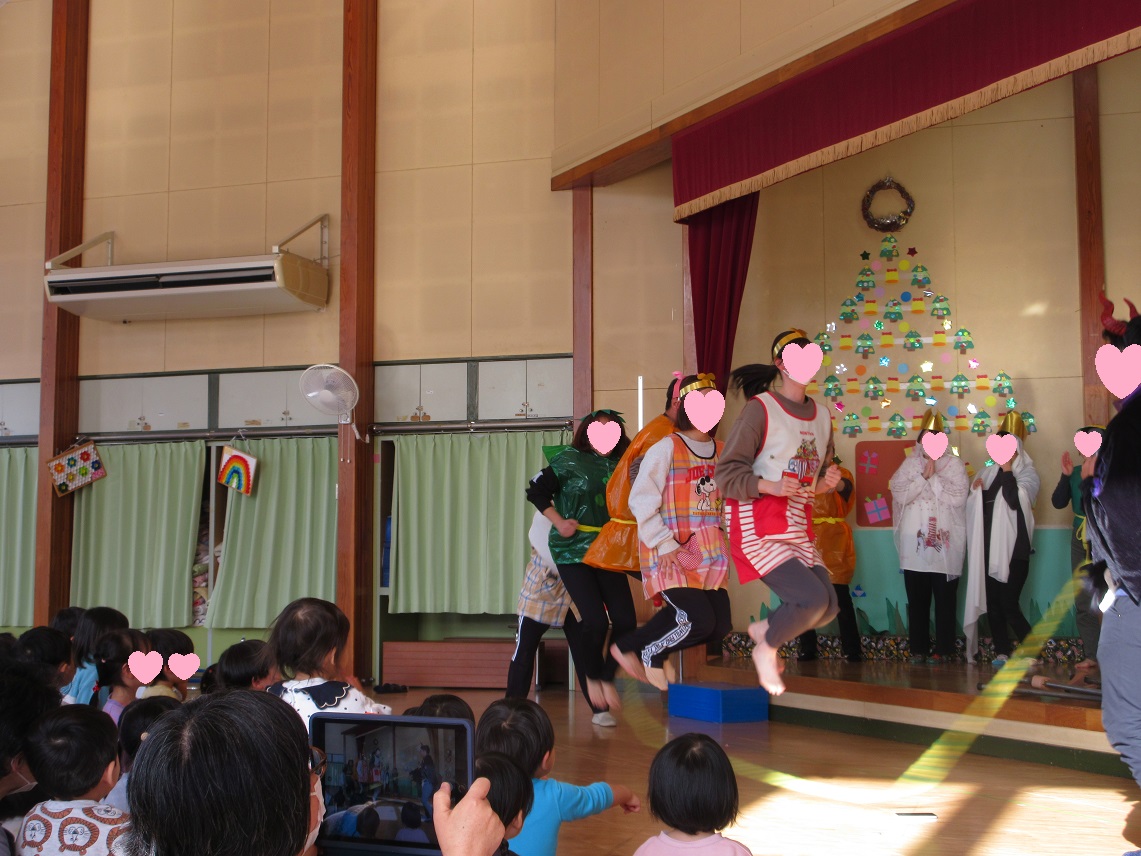 大縄跳びをする職員