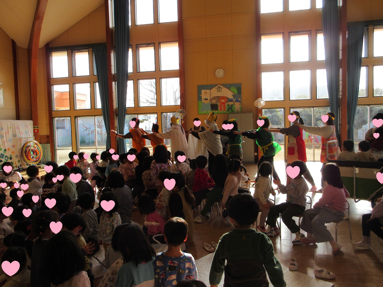 つながり遊びを見せる職員たち