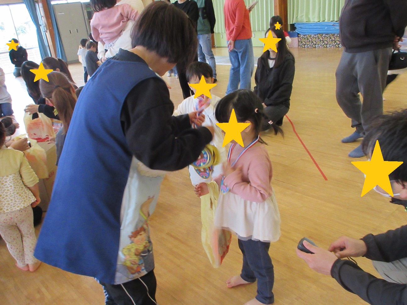 メダルをもらうもも組