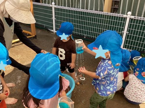 水遊びをするこども達