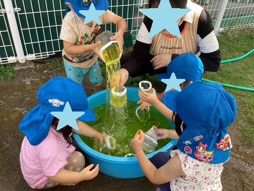 色水遊びを楽しむこども達