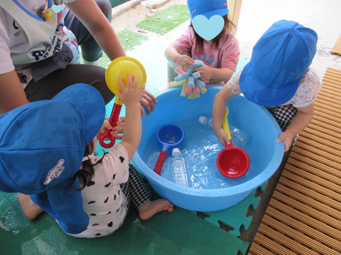 庭で水遊びを楽しむ