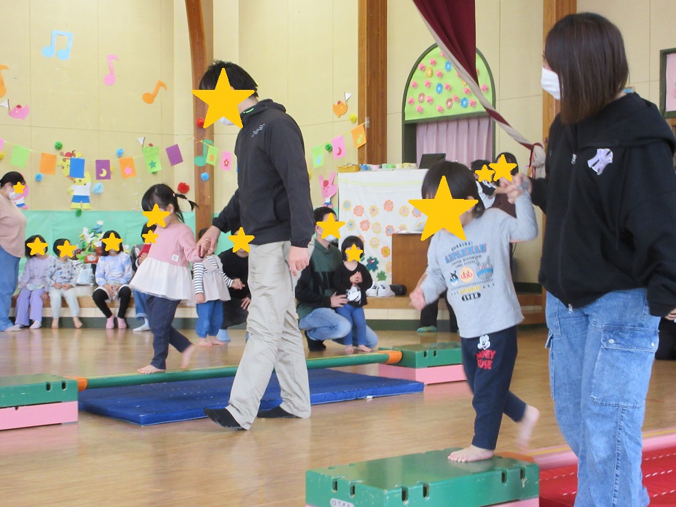 運動遊びをするもも組親子