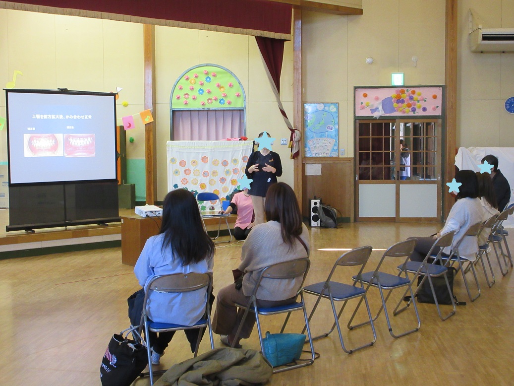 歯科医師の講話を聞く