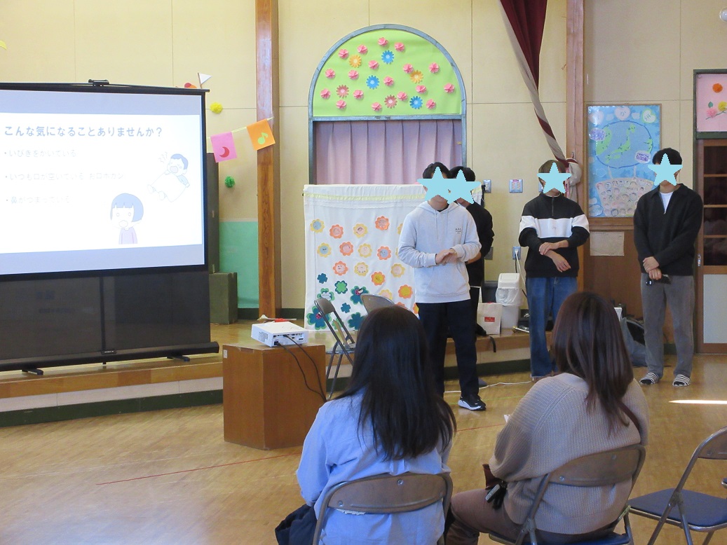 学生の発表を聞く