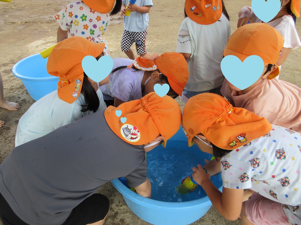 庭での水遊び