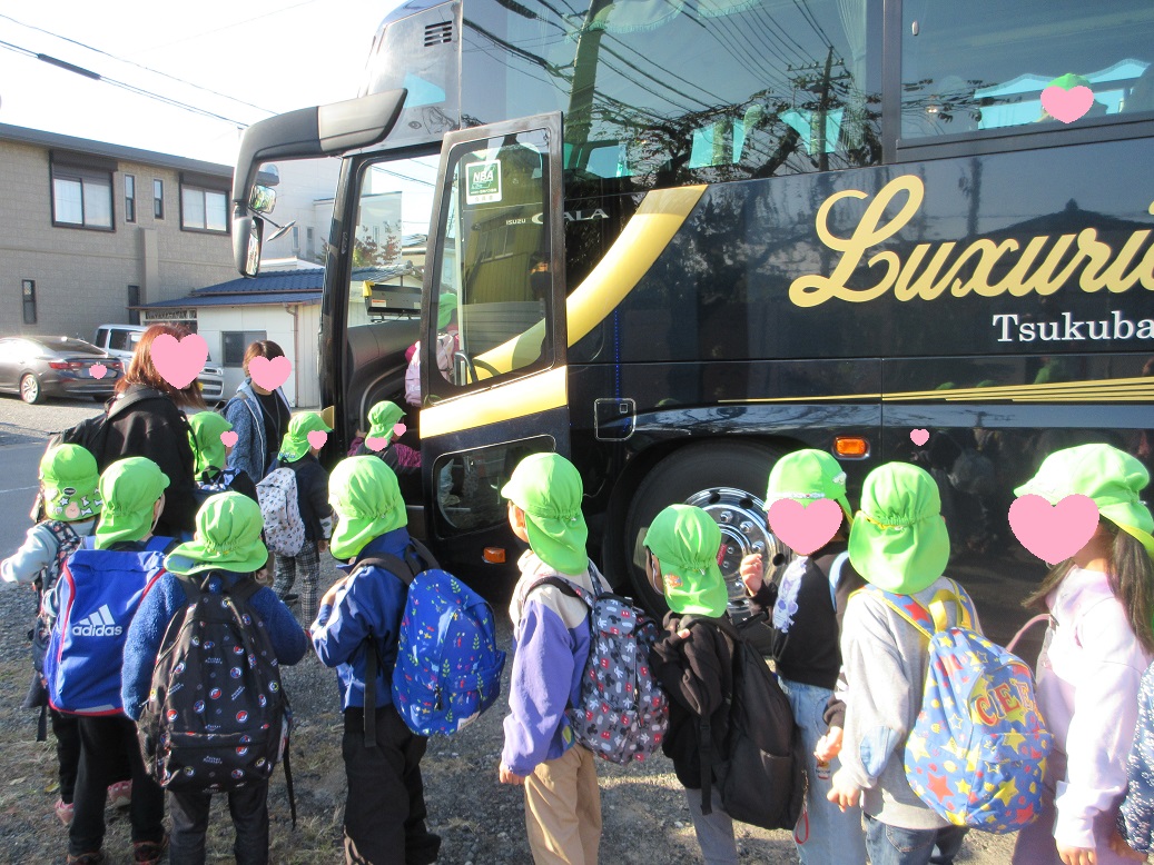 バスに乗る様子