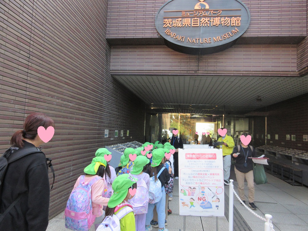 博物館に到着した様子
