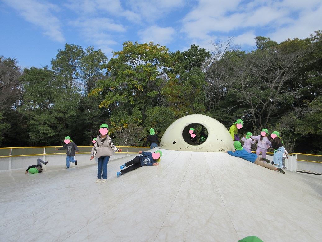 野外のトランポリンで遊ぶ