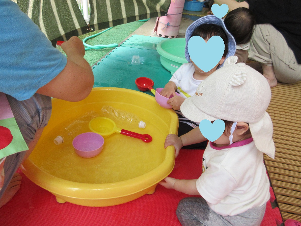たらいで水遊びを楽しむ