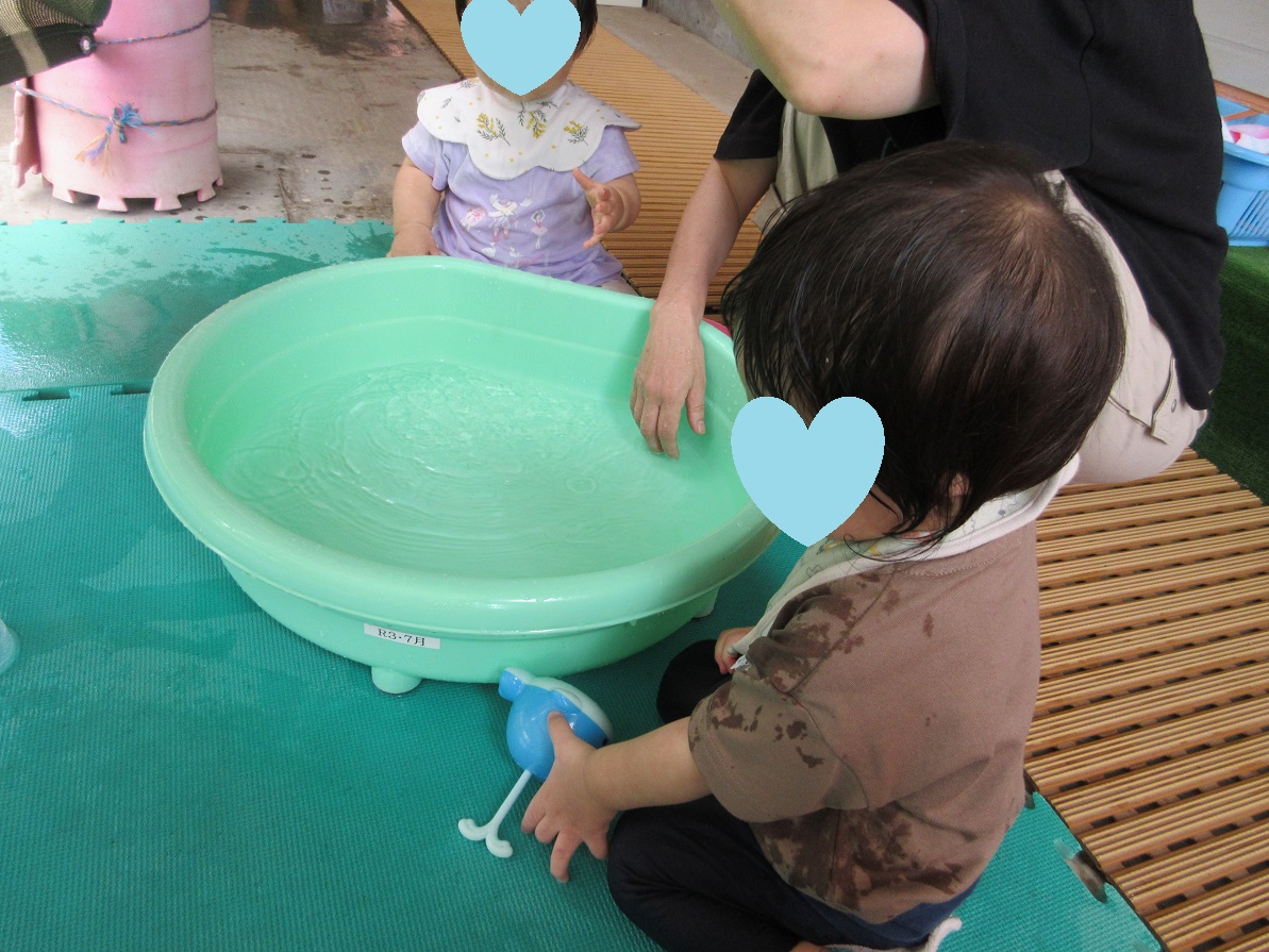 たらいで水遊びを楽しむ