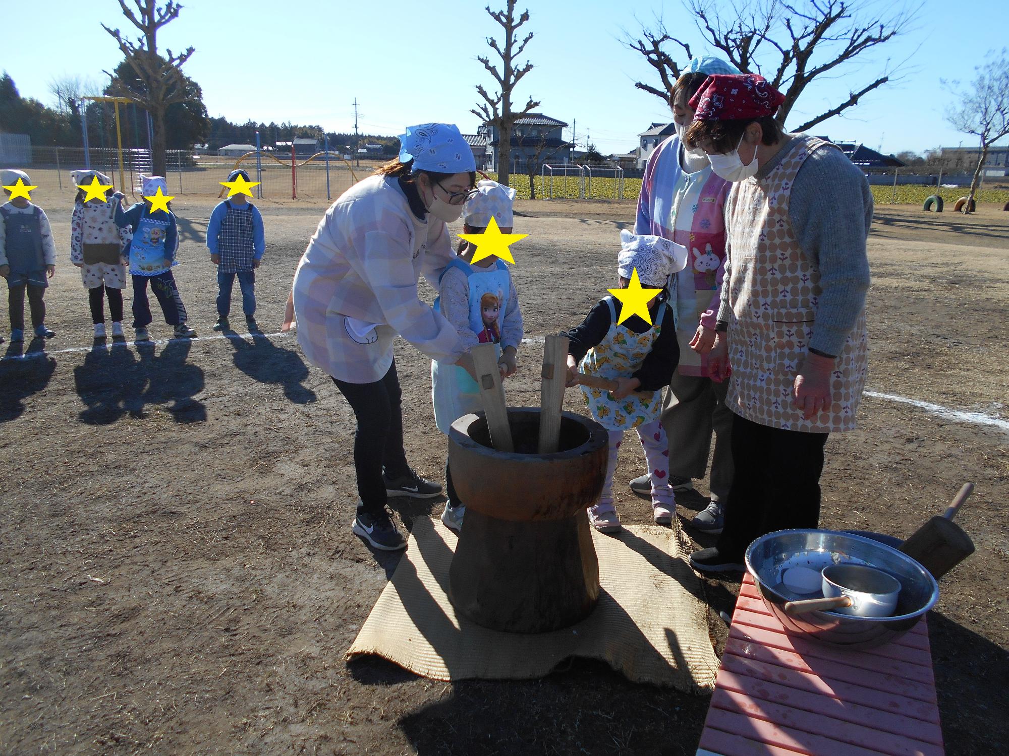ならせ餅つき すみれ組