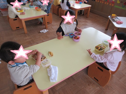 みんなで楽しく食べています。