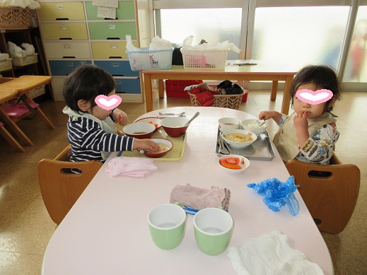 お弁当を食べる子どもたち