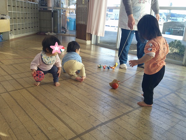 0歳児クラスのお友だちが遊んでいる様子です。
