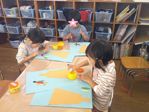 お正月制作を楽しむ4歳児