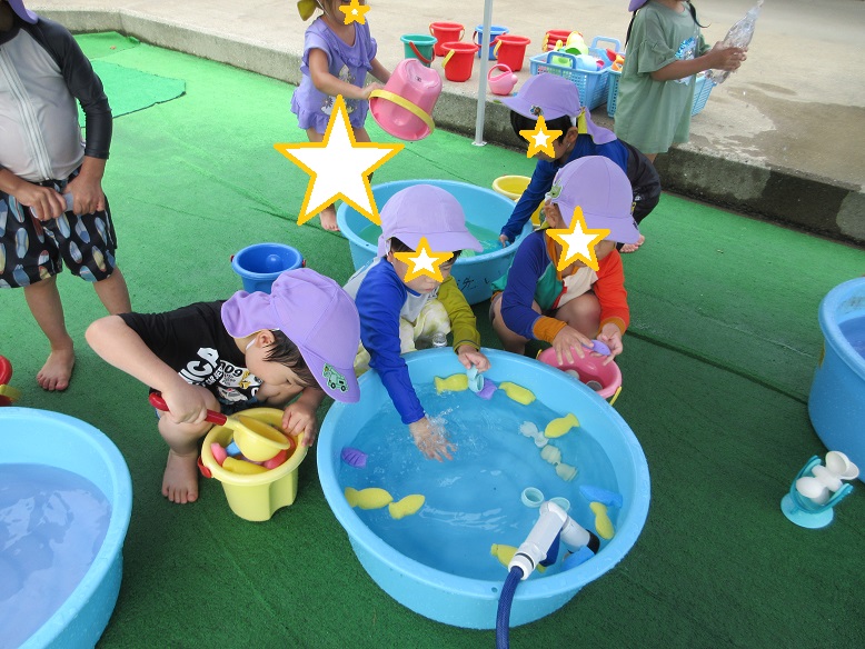 お魚釣りで遊んでいます。