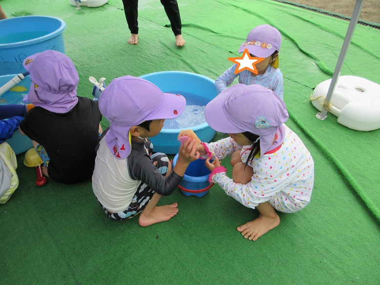 2人で楽しく遊んでいる様子です
