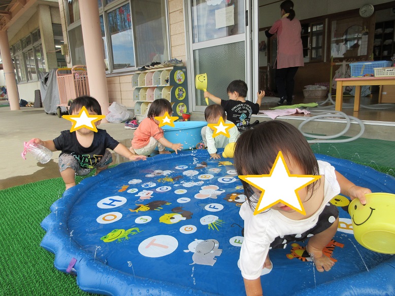 はじめは控えめに回りから、遊びます。