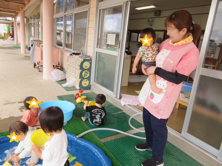 今日はプールに入れない赤ちゃんは、抱っこでみんなの様子を見ています。