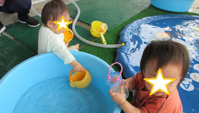 小さいじょうろで上手に水を汲みます。