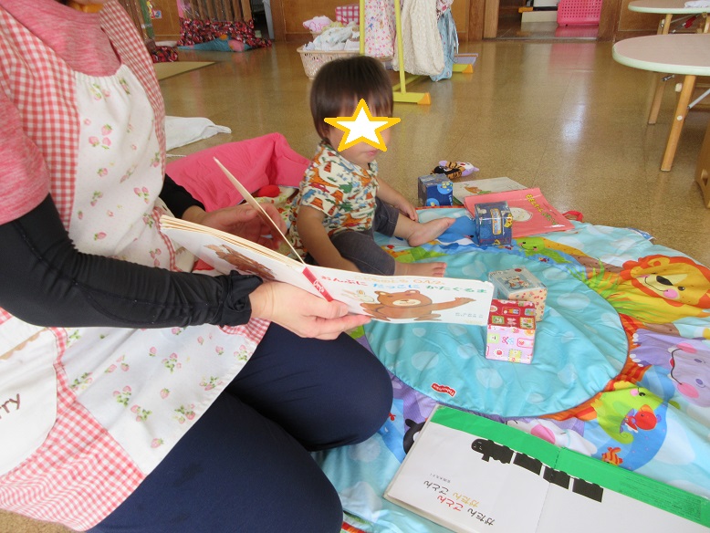 絵本を見て遊んでいます。