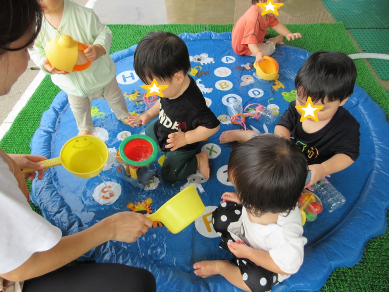 おもちゃで遊んでいます。