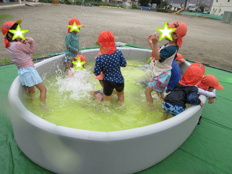 子どもの陰に先生が隠れています。
