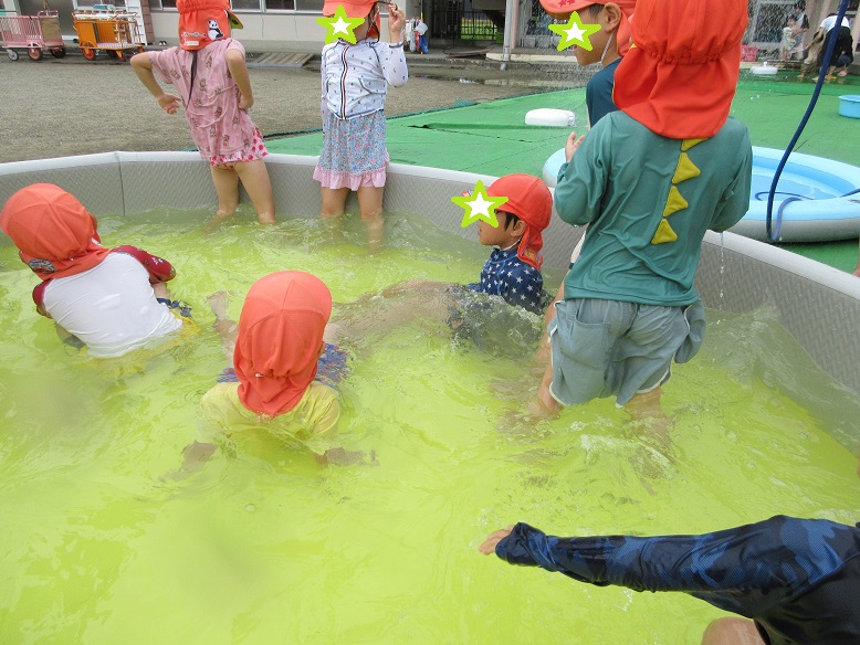 子ども同士でも、ワニになって追いかけます。