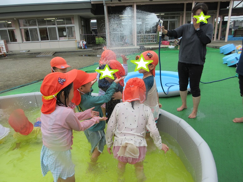 先生に水をかけられて、大喜び