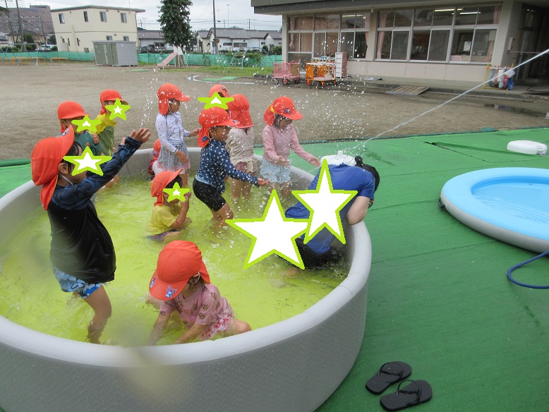 先生への攻撃をする子どもたち