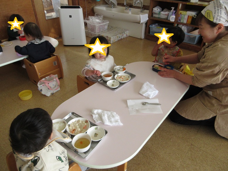 お弁当と移行食を食べるちゅうりっぷ組