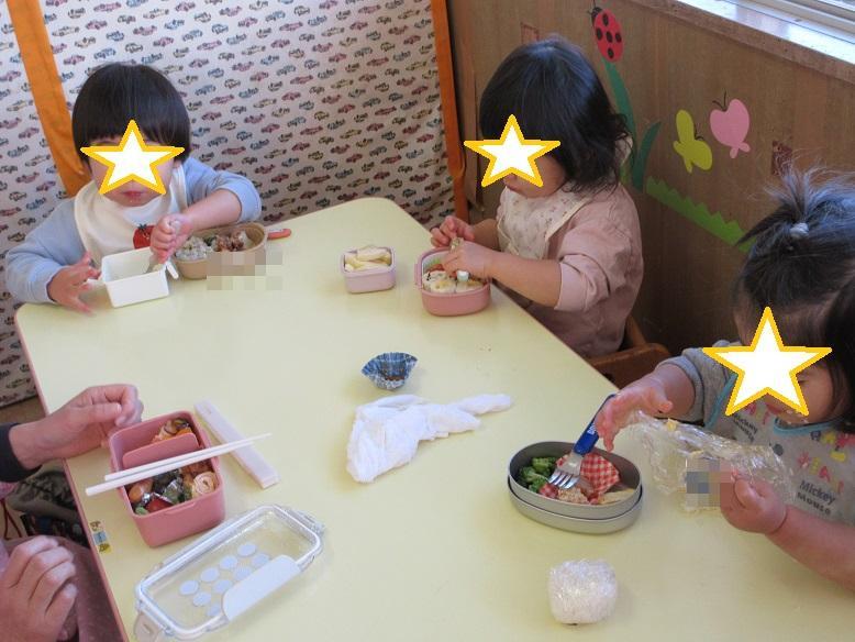お弁当を食べるばら組